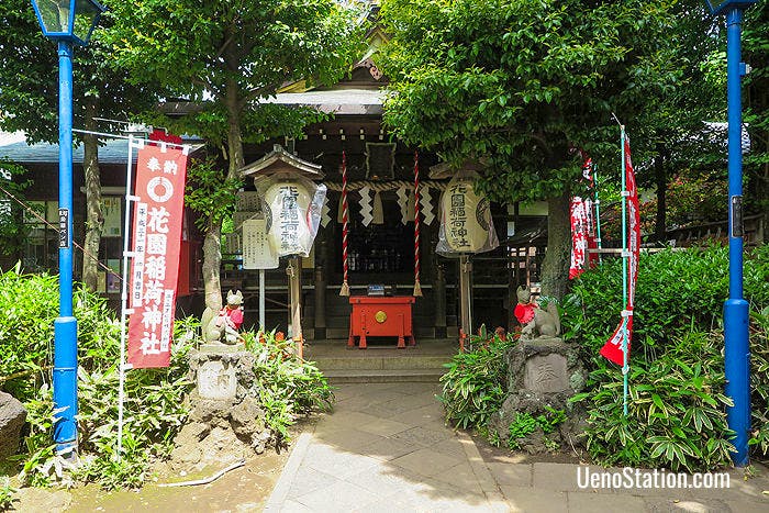 Hanazono Inari Shrine’s main building, called the Honden, is guarded by fox statues