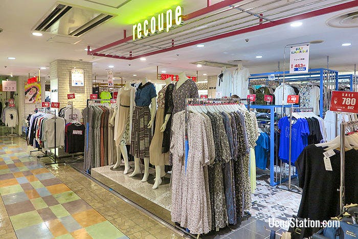 Recoupe on the 5th floor stocks a wide range of clothing from graceful blouses and skirts, to casual shorts and hooded parkas